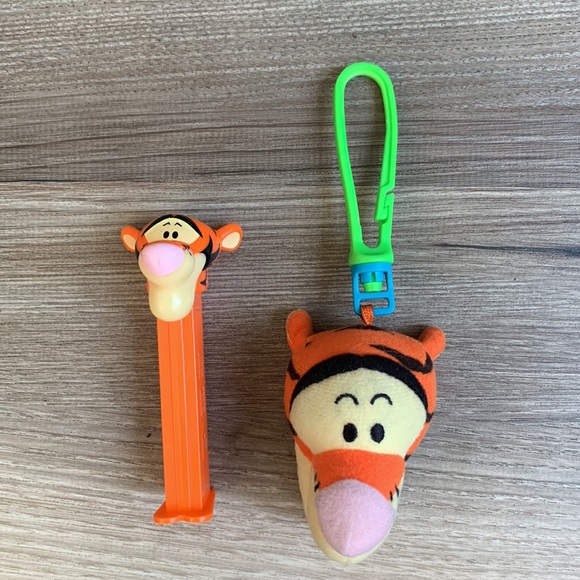 Winnie the Pooh Tigger Plush Clip on & Pez Dispenser Collectible Toy - Picture 6 of 7